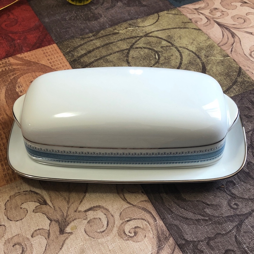 🌟EUC🌟Vintage Elegant Noritake White and Blue Butter Dish “Pembroke” Pattern